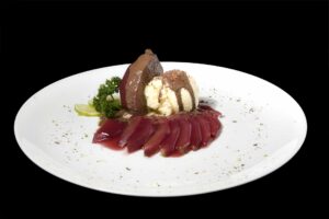 Pera ao vinho com sorvete de creme e calda de chocolate