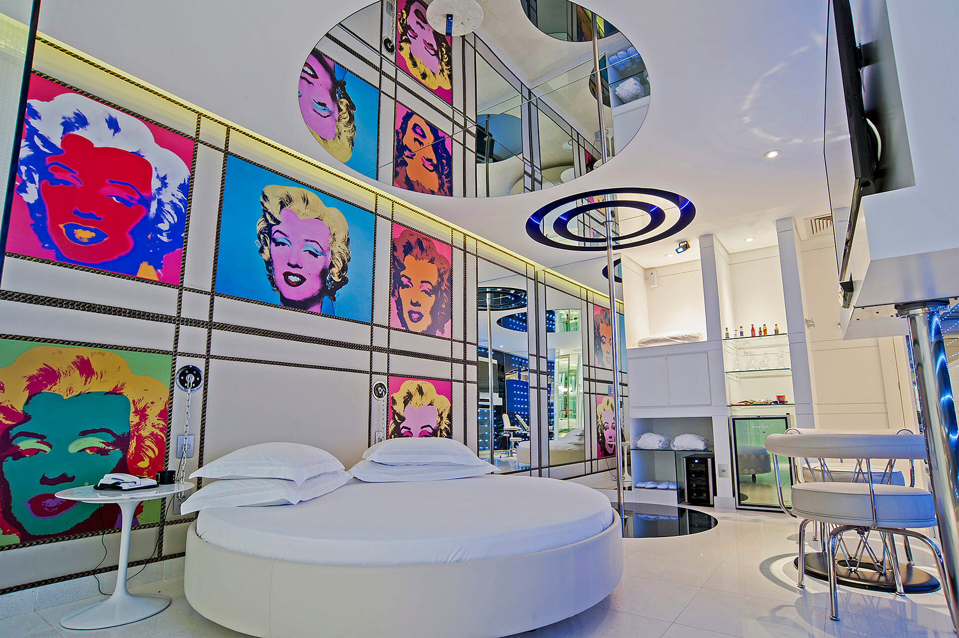 acqua-motel-suite-SEXY-MARILYN
